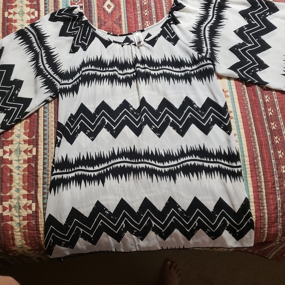 r rouge Tops - Black & White 3/4 Sleeve Top